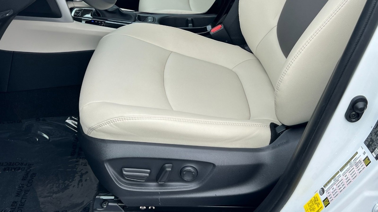 Used 2023 Toyota Corolla Cross XLE w/ Convenience Package image 11