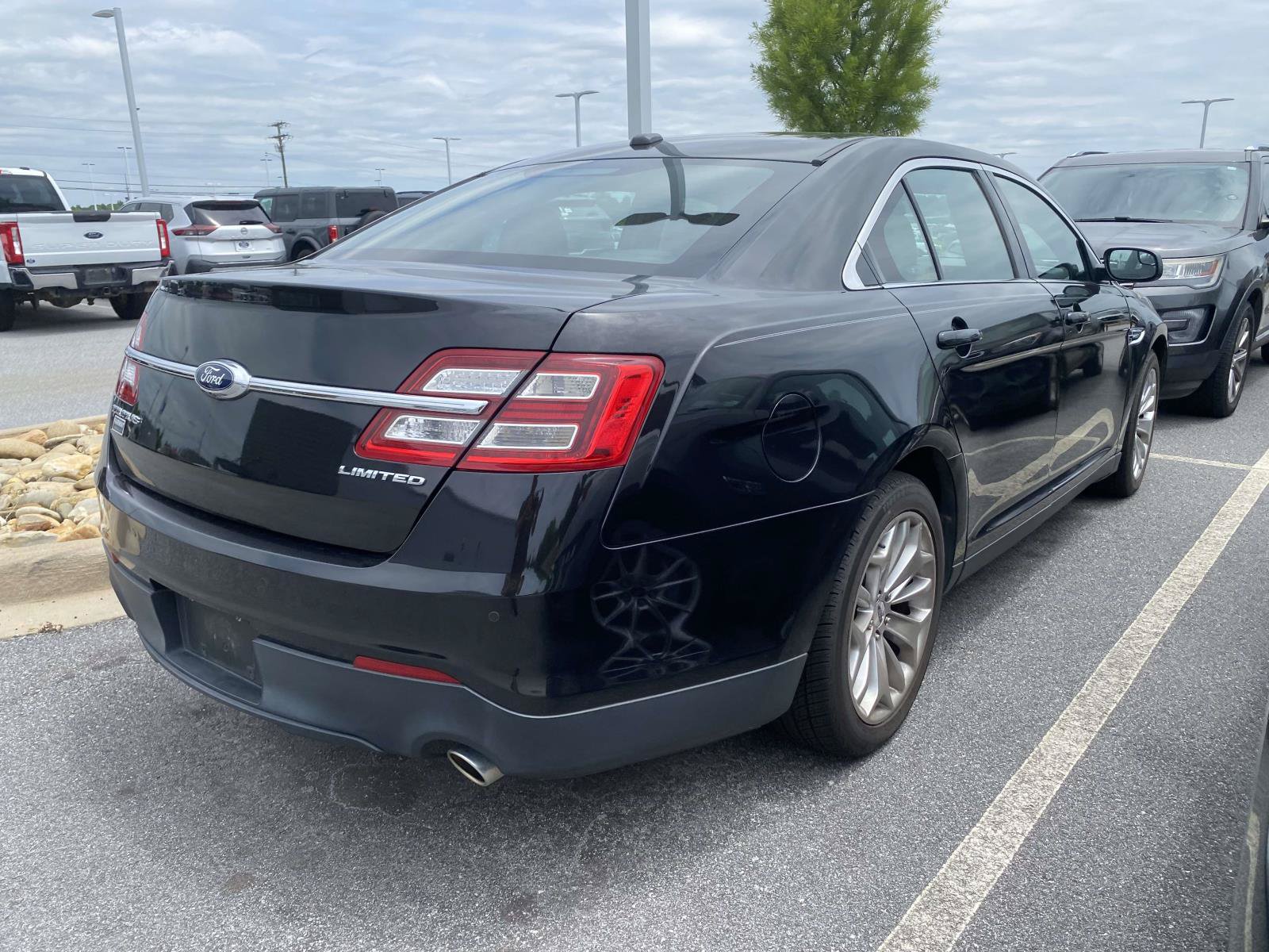 Used 2015 Ford Taurus Limited FWD image 7