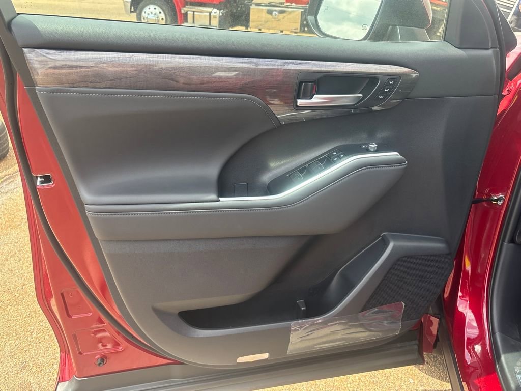 New 2026 Toyota Highlander Platinum image 45