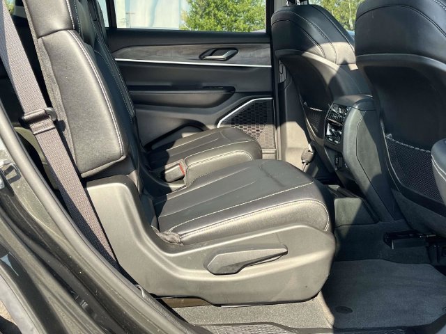 Used 2022 Jeep Grand Cherokee L Limited AWD/4WD image 24