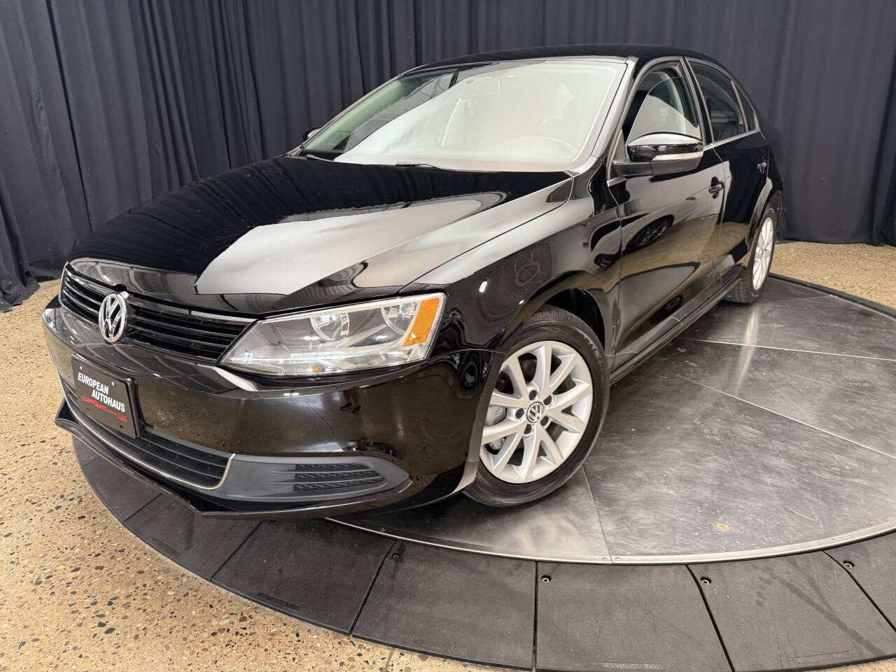 Used 2013 Volkswagen Jetta SE FWD image 2