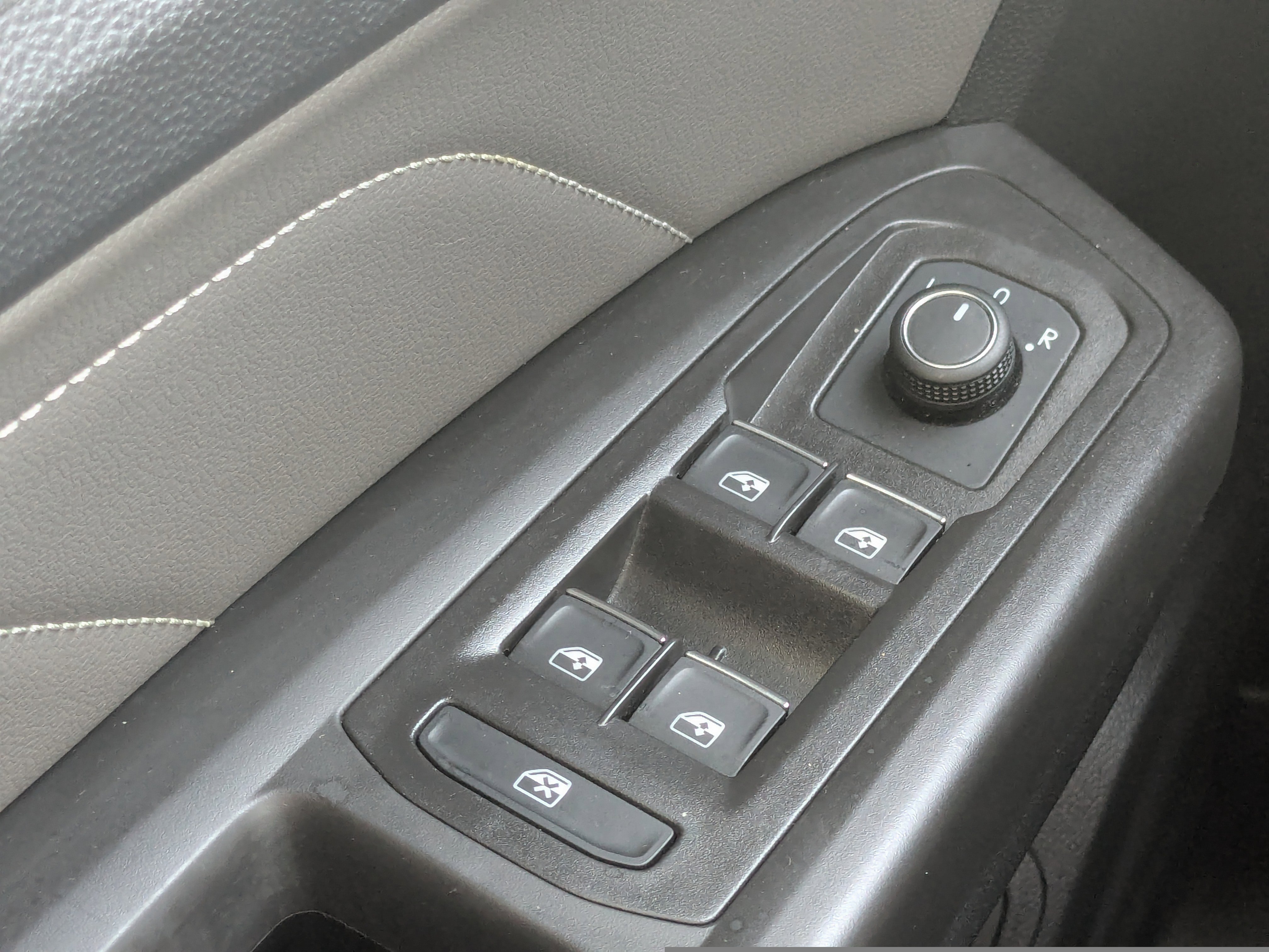 Used 2023 Volkswagen Atlas Cross Sport SEL image 33