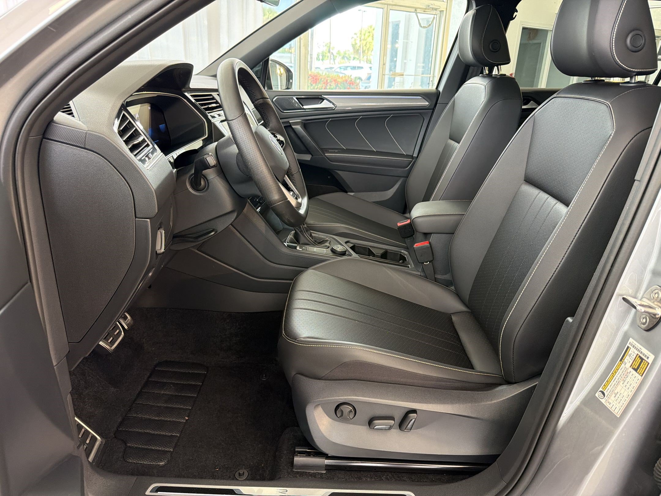 Certified 2024 Volkswagen Tiguan SE R-Line AWD/4WD image 5