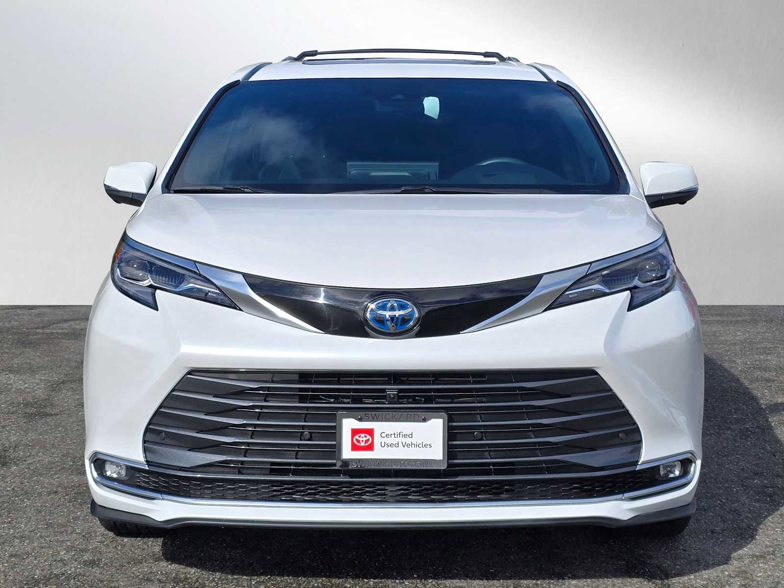 Used 2025 Toyota Sienna Platinum AWD/4WD image 2