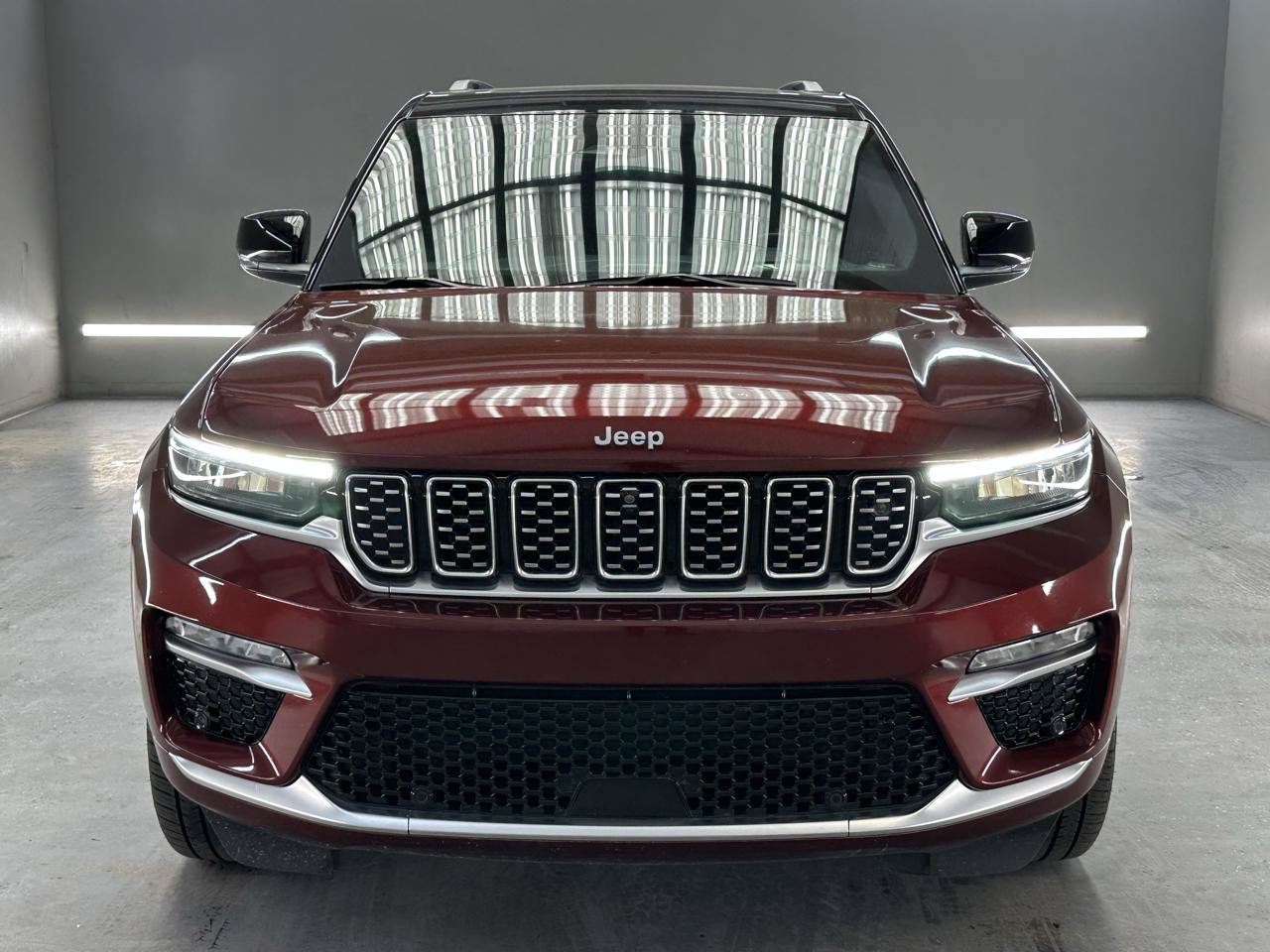 Used 2023 Jeep Grand Cherokee Summit AWD/4WD image 2