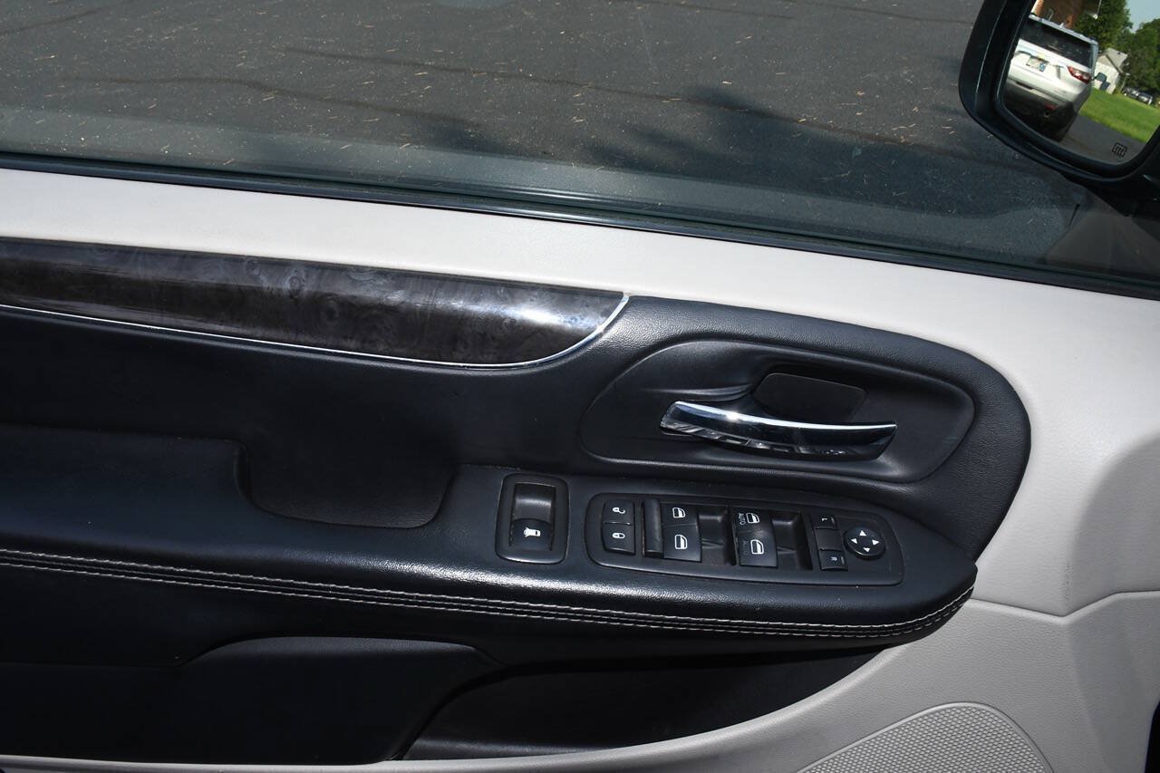 Used 2015 Chrysler Town & Country Touring-L w/ Driver Convenience Group FWD image 15