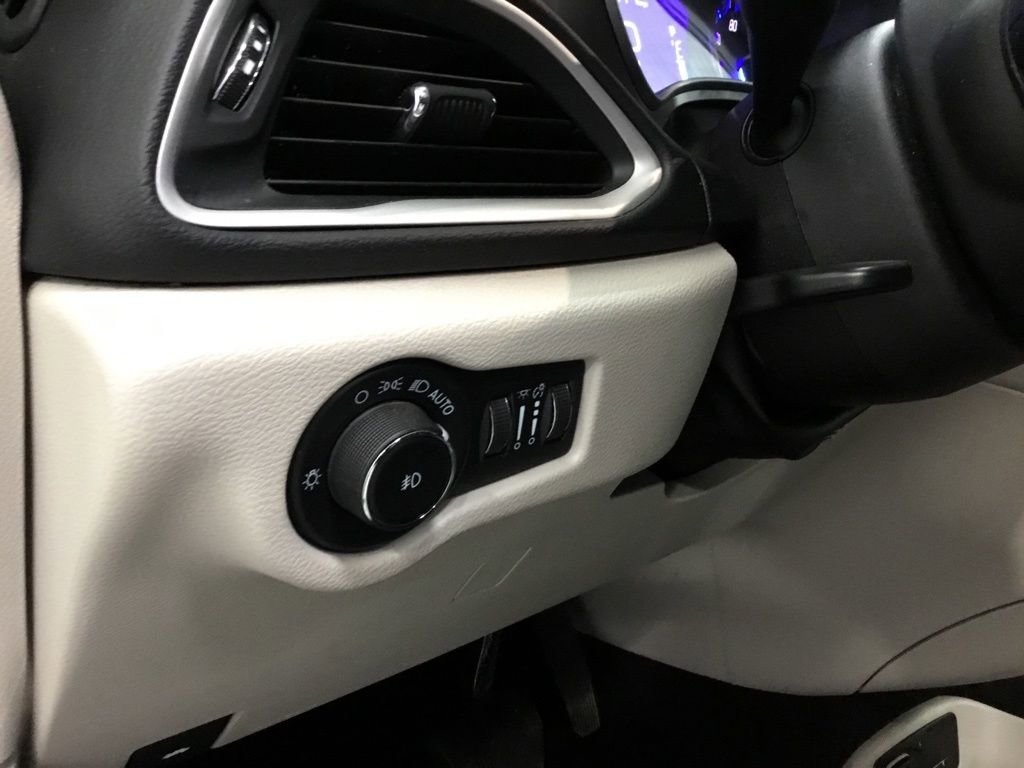 Used 2023 Chrysler Pacifica Touring-L image 9