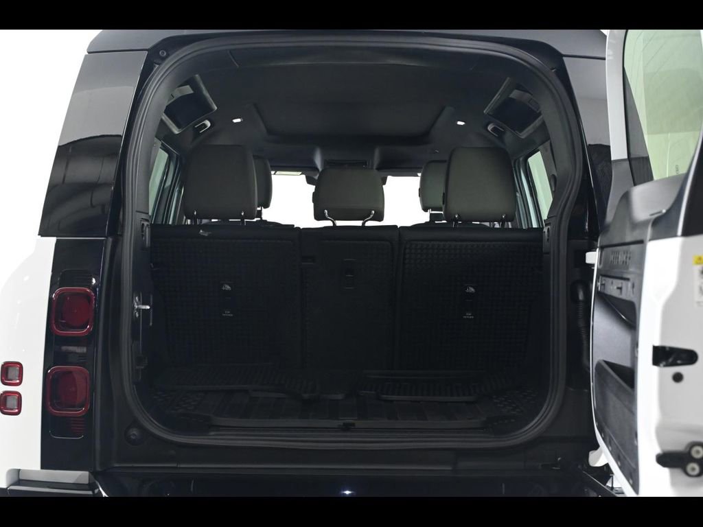 Used 2025 Land Rover Defender 110 X-Dynamic SE image 22