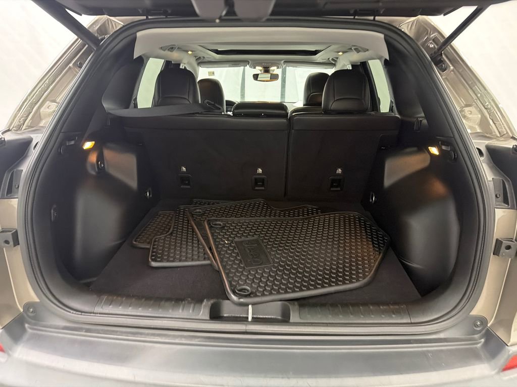 Used 2019 Jeep Cherokee Latitude Plus w/ Comfort/Convenience Group image 19