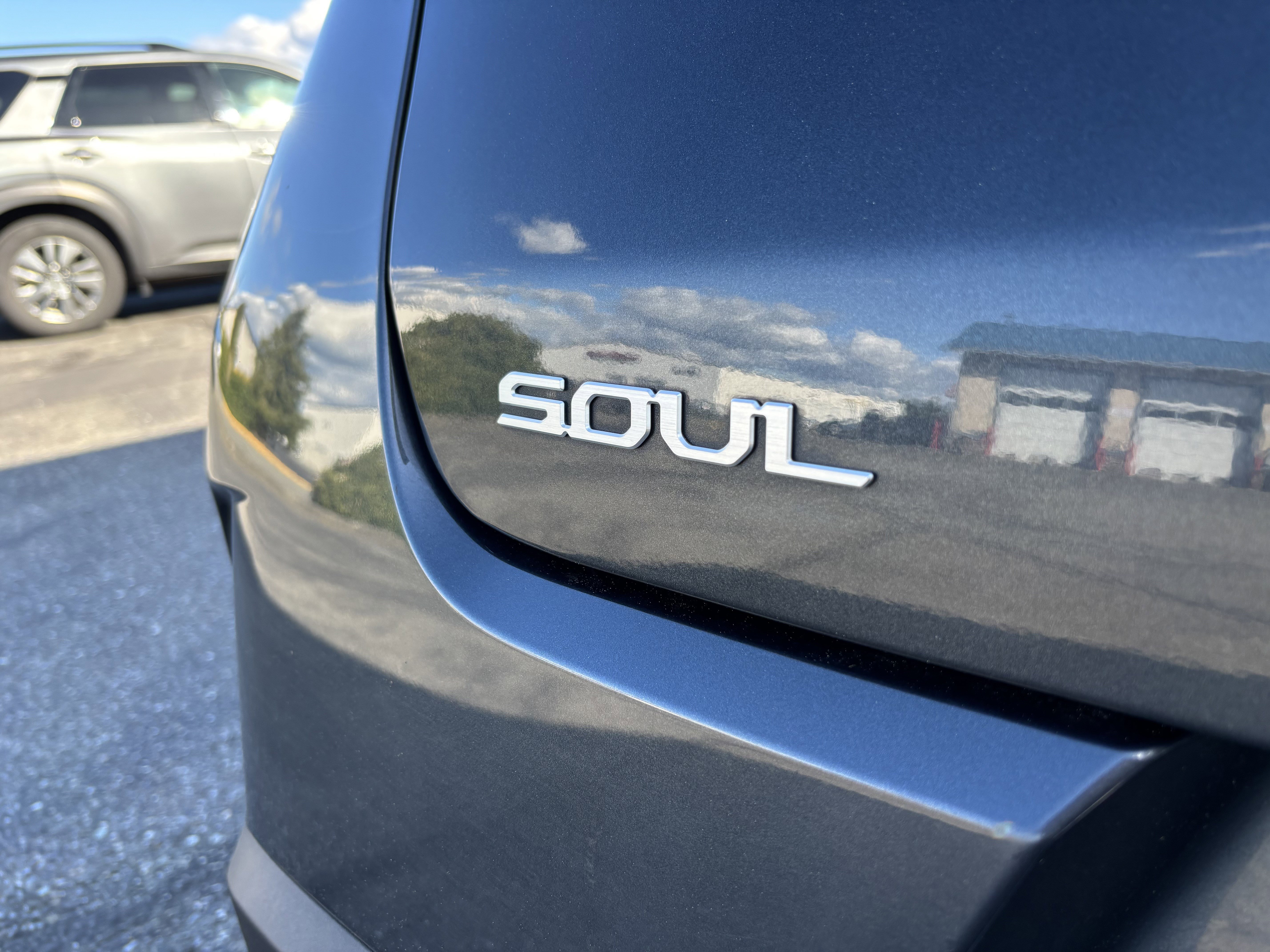Used 2025 Kia Soul LX w/ LX Technology Package FWD image 11