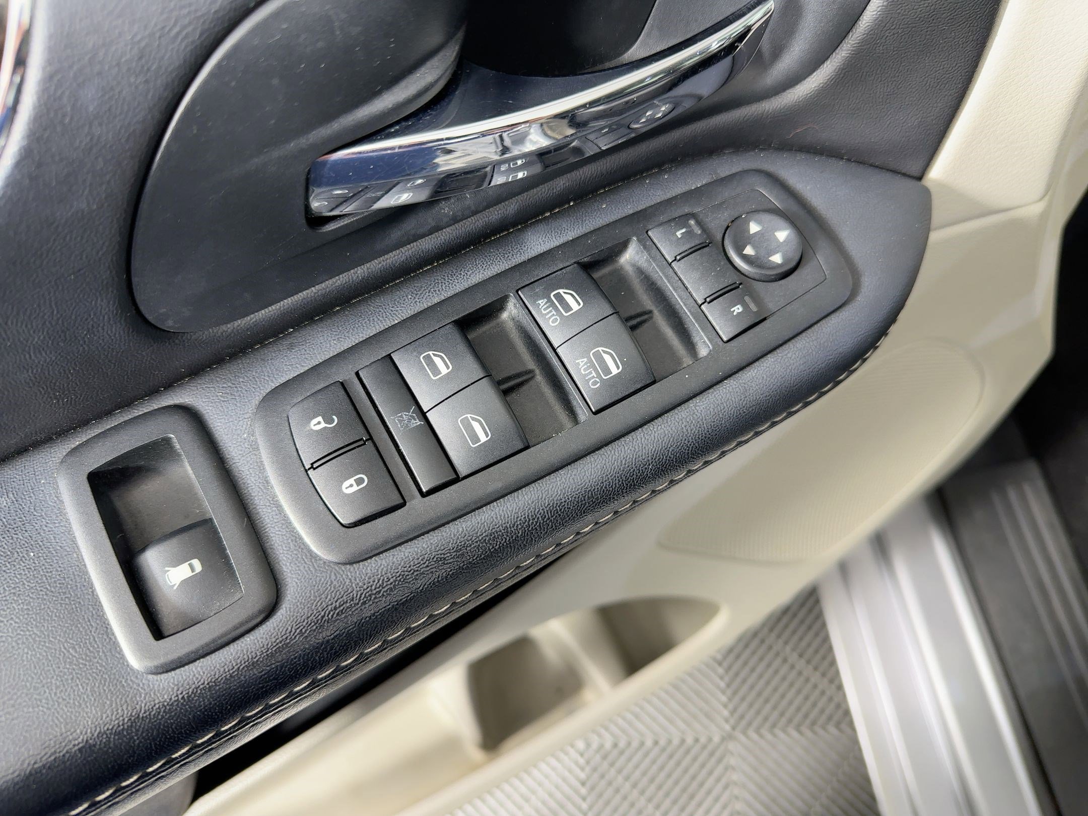 Used 2014 Chrysler Town & Country Touring image 20