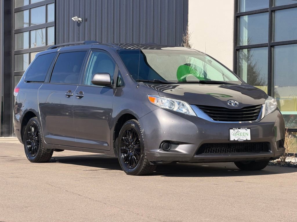 Used 2012 Toyota Sienna LE w/ Towing Pkg image 4