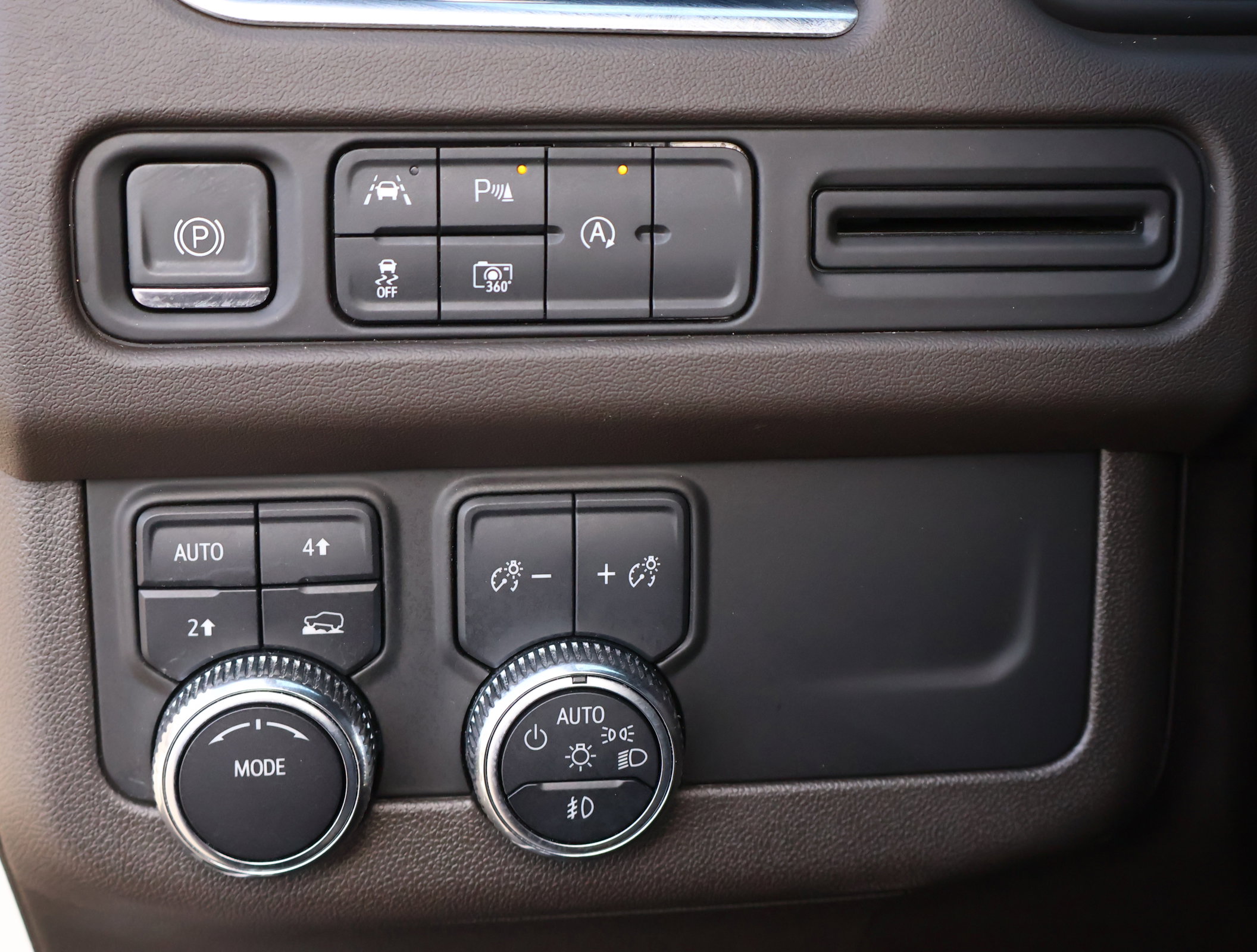 Used 2023 GMC Yukon SLT w/ SLT Premium Package image 12