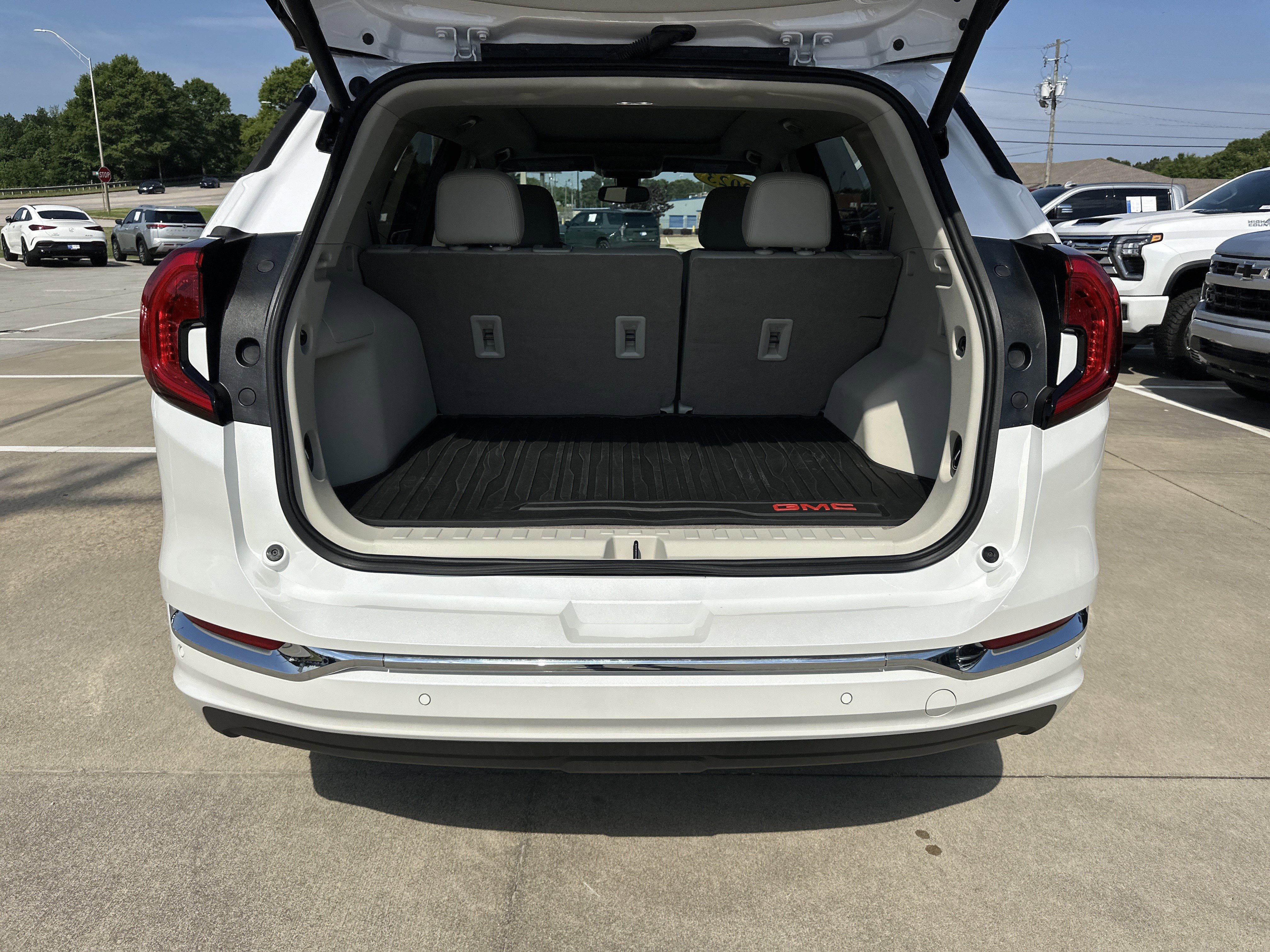 Used 2023 GMC Terrain Denali w/ Denali Premium Package AWD/4WD image 19