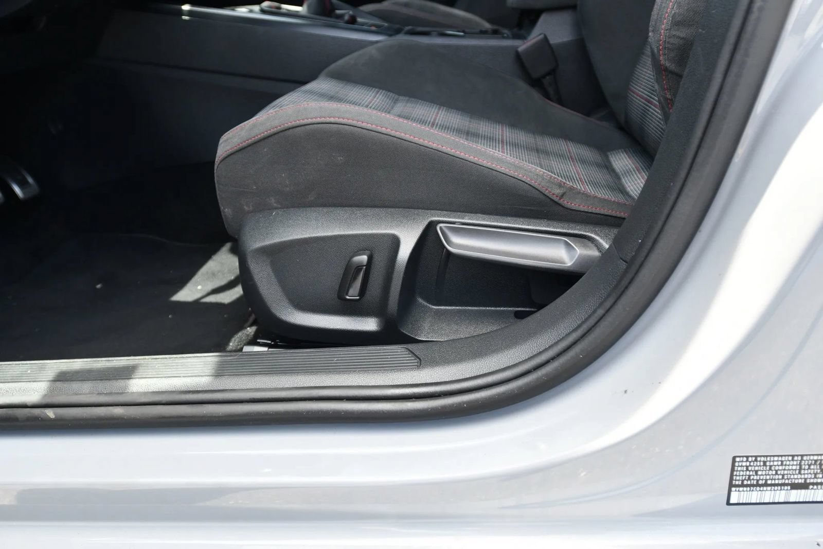 Used 2022 Volkswagen GTI SE FWD image 20