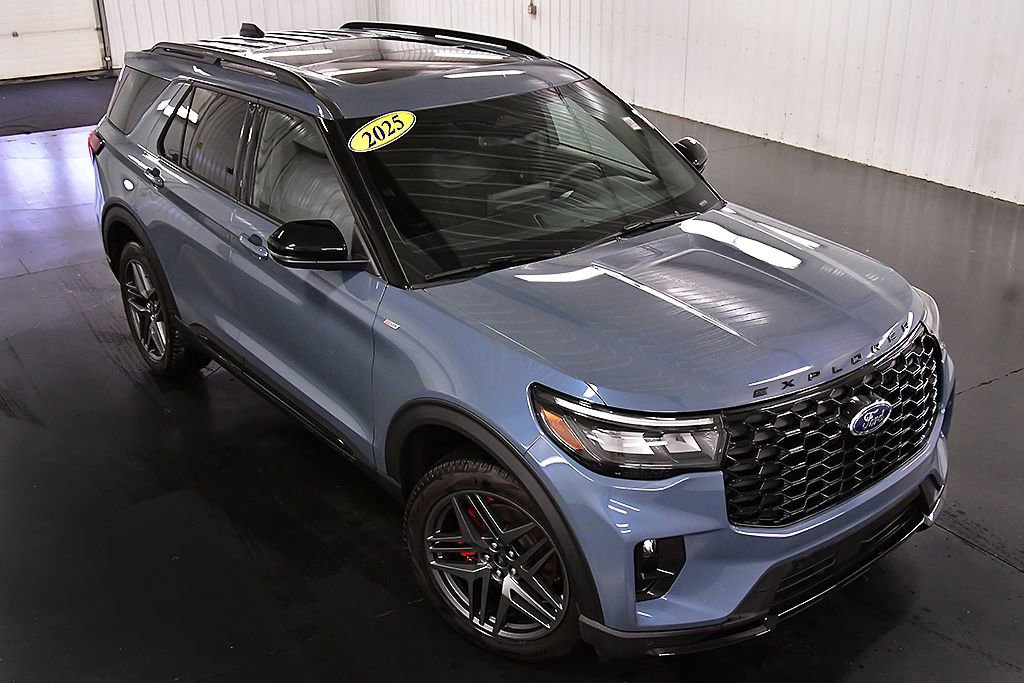 Used 2025 Ford Explorer ST-Line w/ Premium Package image 12
