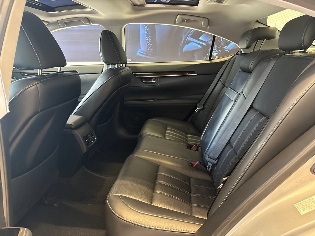 Used 2016 Lexus ES 350 w/ Luxury Package w/Wood Trim FWD image 17