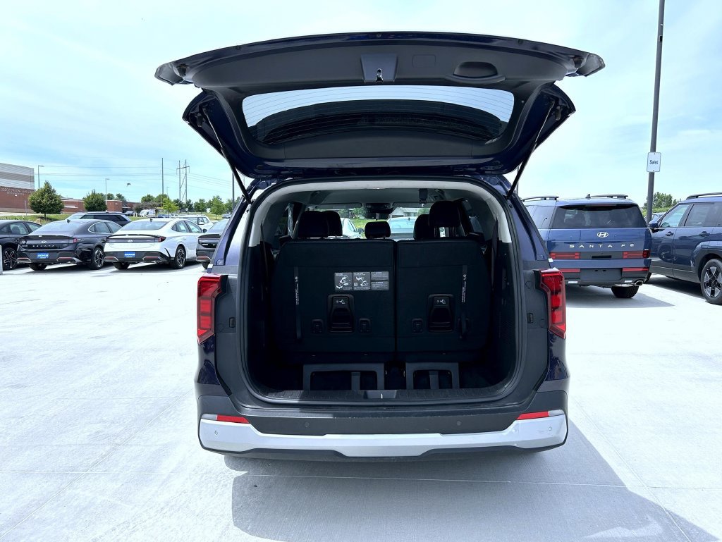Used 2025 Kia Carnival FWD image 22