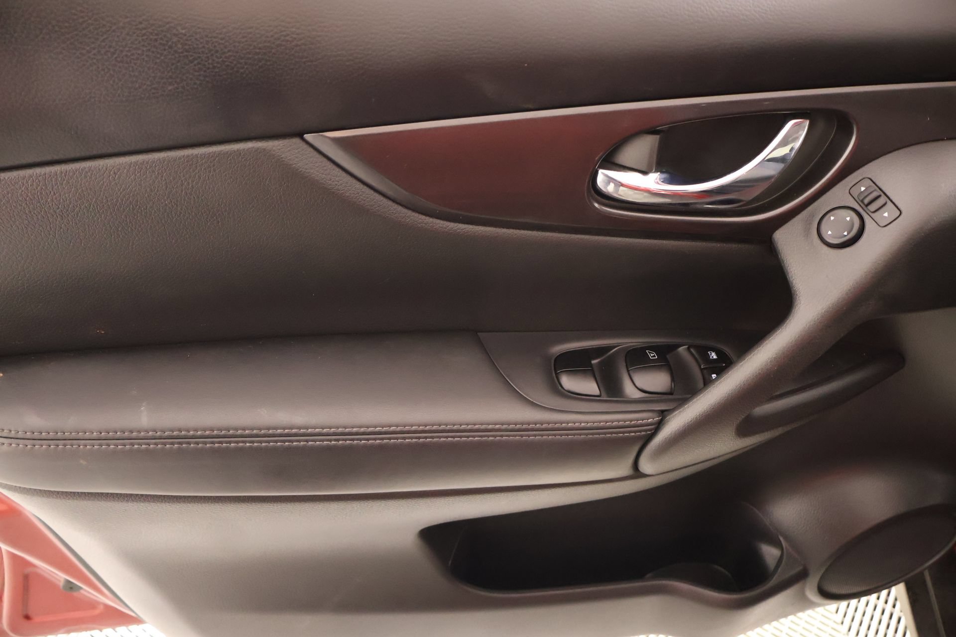 Used 2018 Nissan Rogue SV FWD image 15