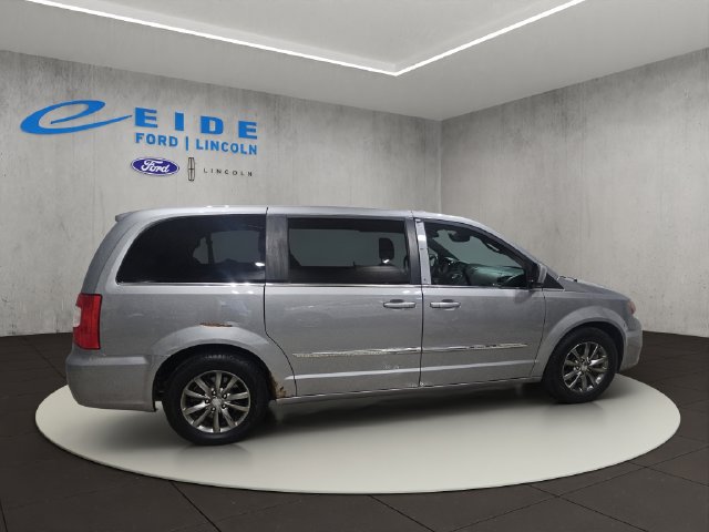 Used 2015 Chrysler Town & Country S FWD image 7