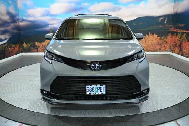 Used 2025 Toyota Sienna XLE Woodland Edition image 3