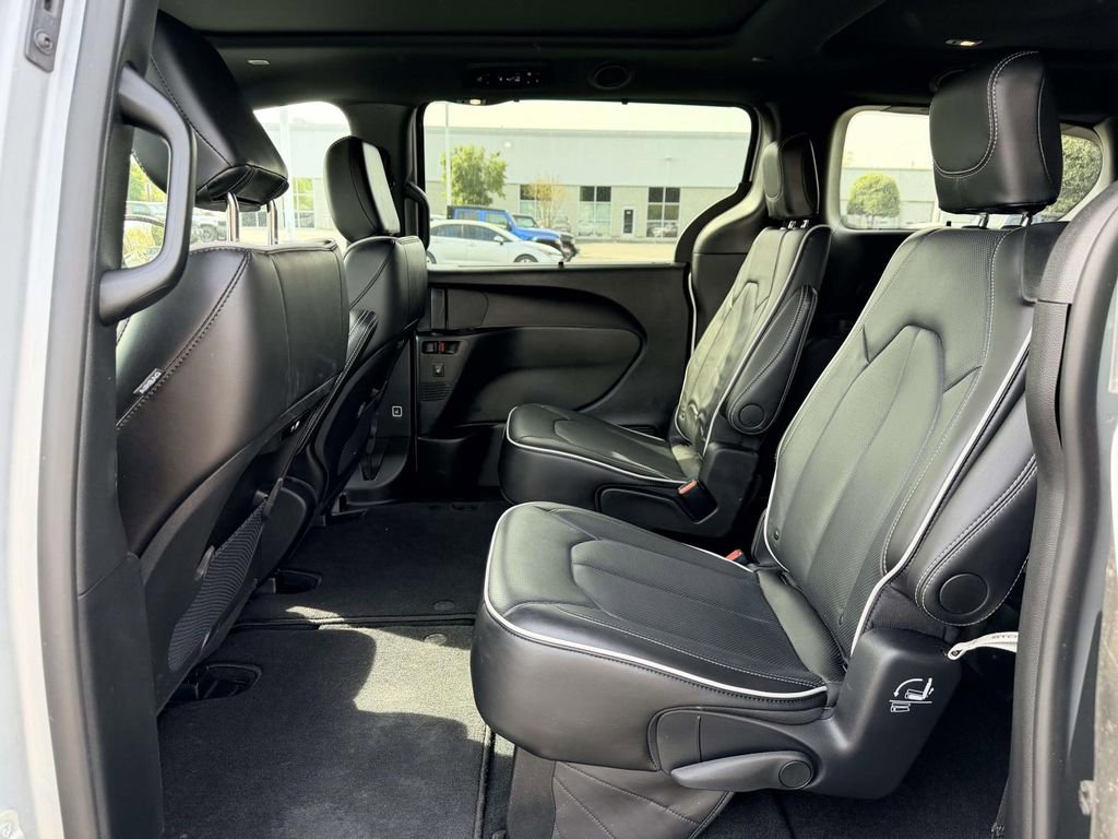 Used 2024 Chrysler Pacifica Limited w/ S Appearance Package image 16
