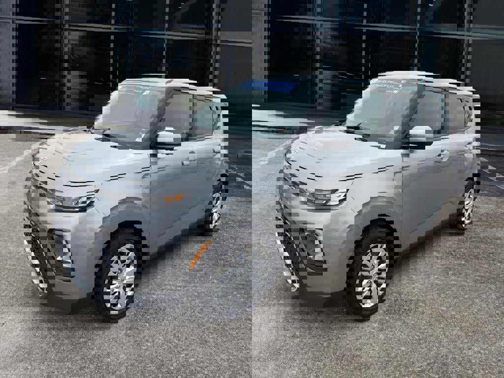 Used 2022 Kia Soul LX image 3