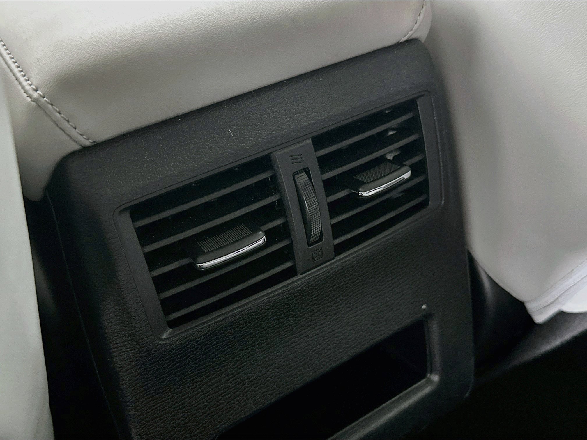 Used 2025 Mitsubishi Outlander SE FWD image 27