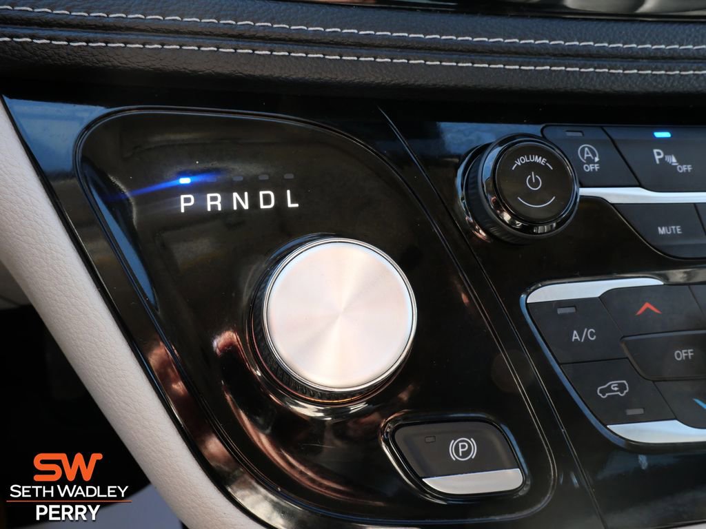 Used 2024 Chrysler Pacifica Touring-L image 19