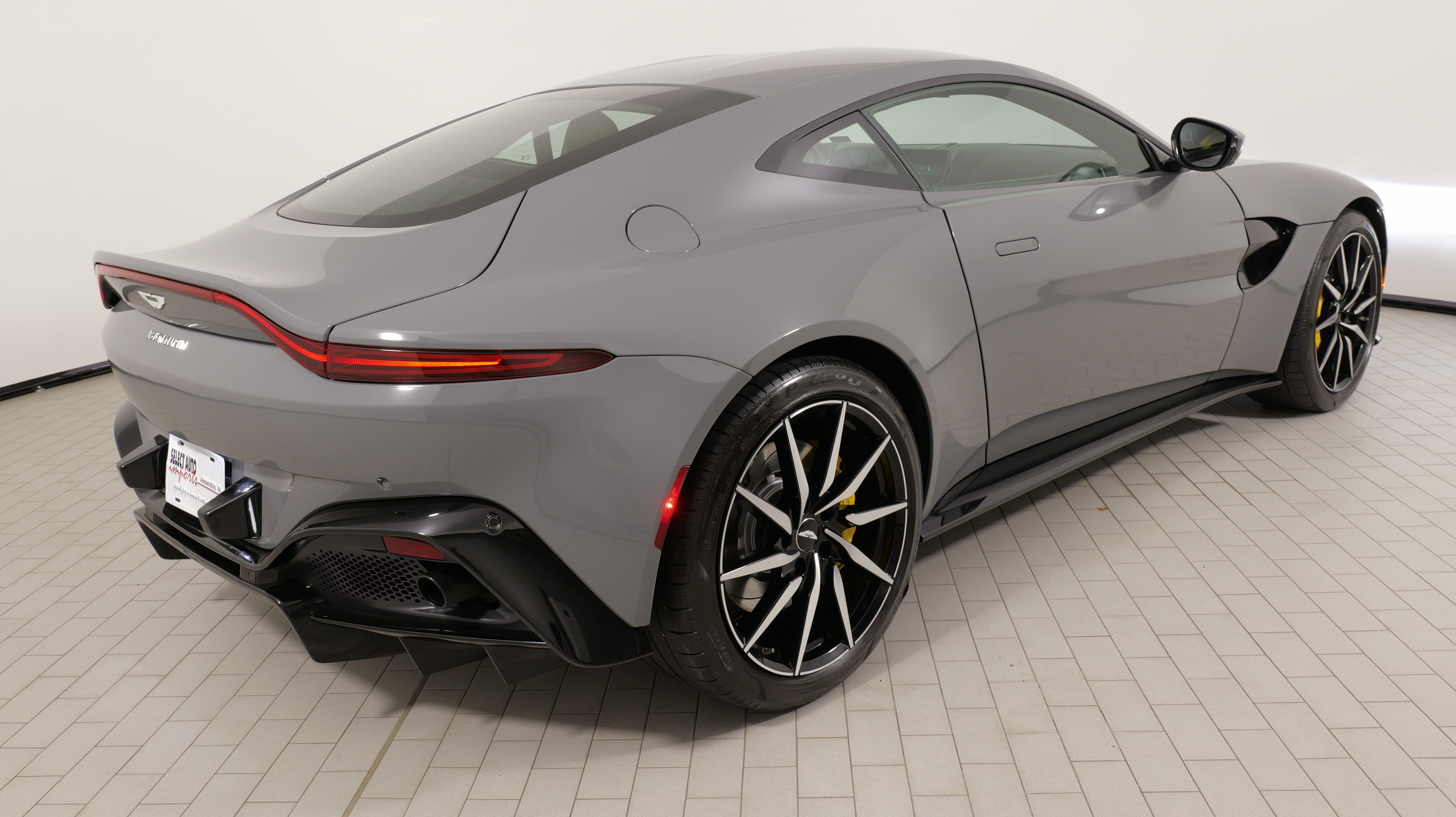 Used 2019 Aston Martin V8 Vantage Coupe RWD image 16