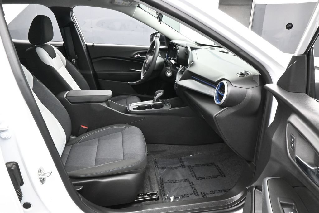 Used 2025 Chevrolet Trax LS FWD image 34