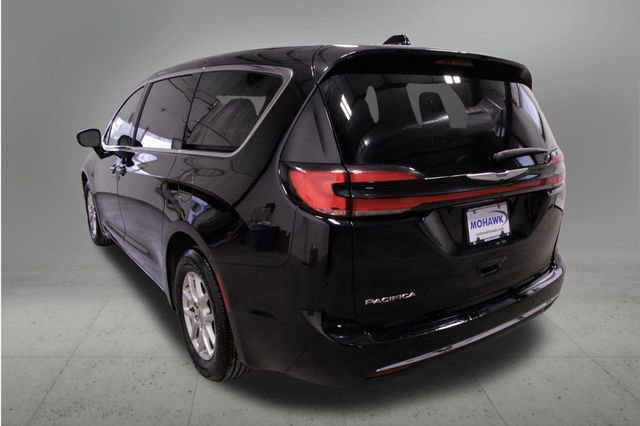 Used 2024 Chrysler Pacifica Touring-L image 3