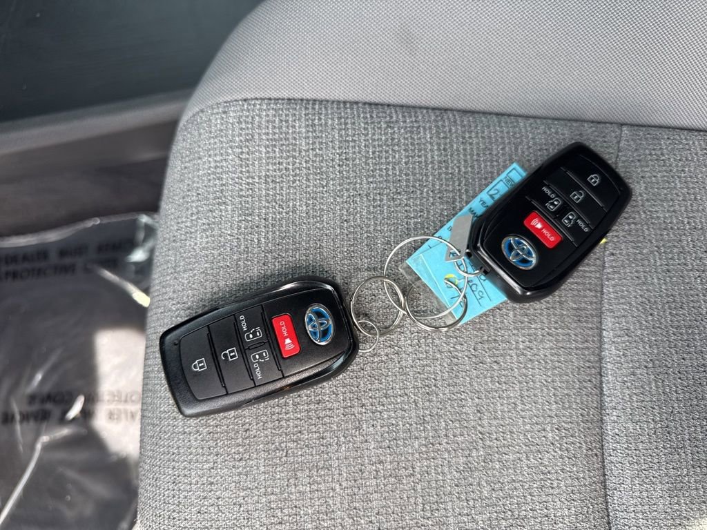 Used 2025 Toyota Sienna LE FWD image 36