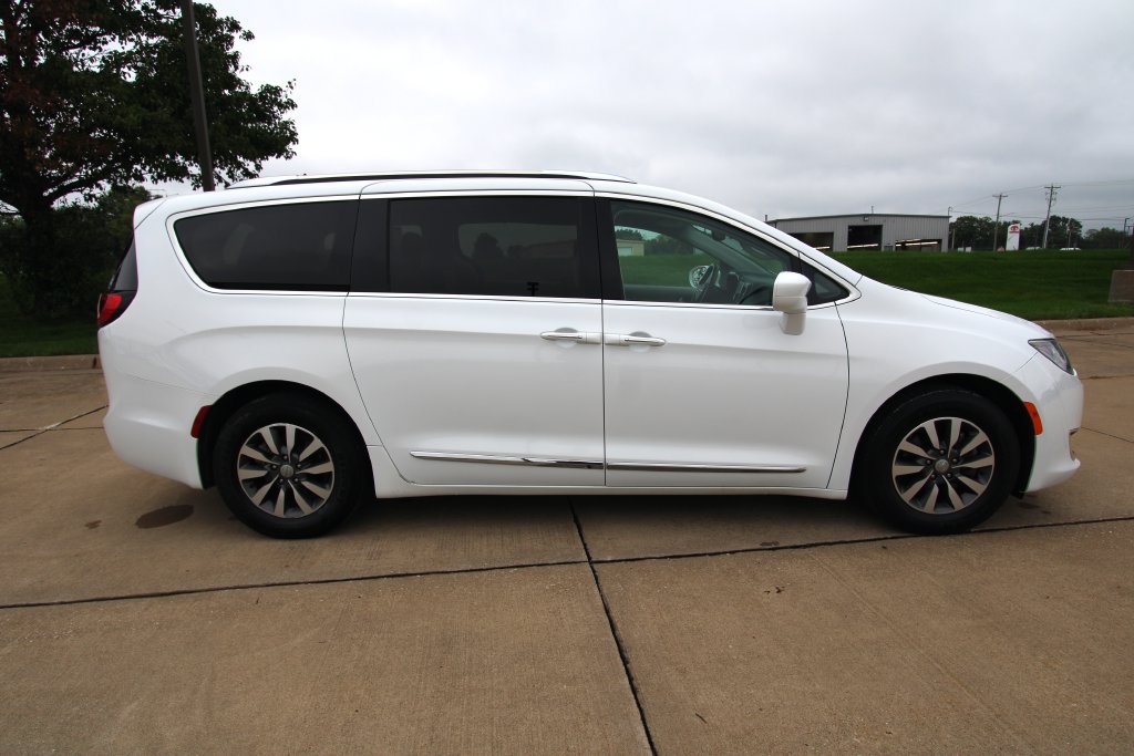 Used 2020 Chrysler Pacifica Touring-L Plus FWD image 4