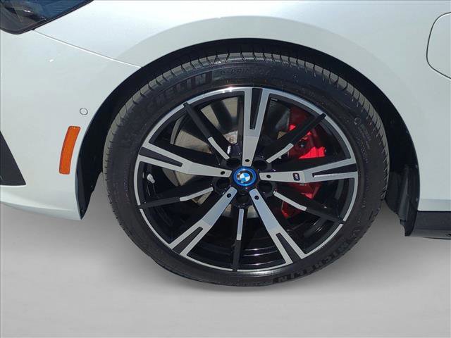 Used 2025 BMW 550e xDrive w/ Premium Package image 26