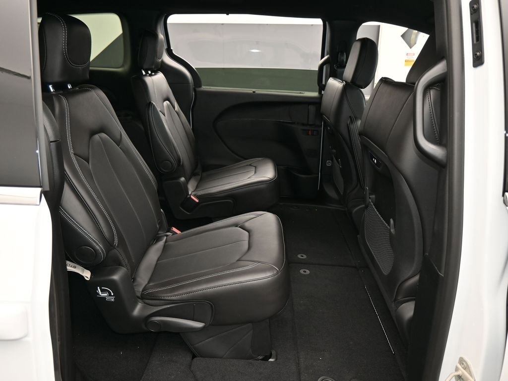 New 2026 Chrysler Pacifica Select image 32