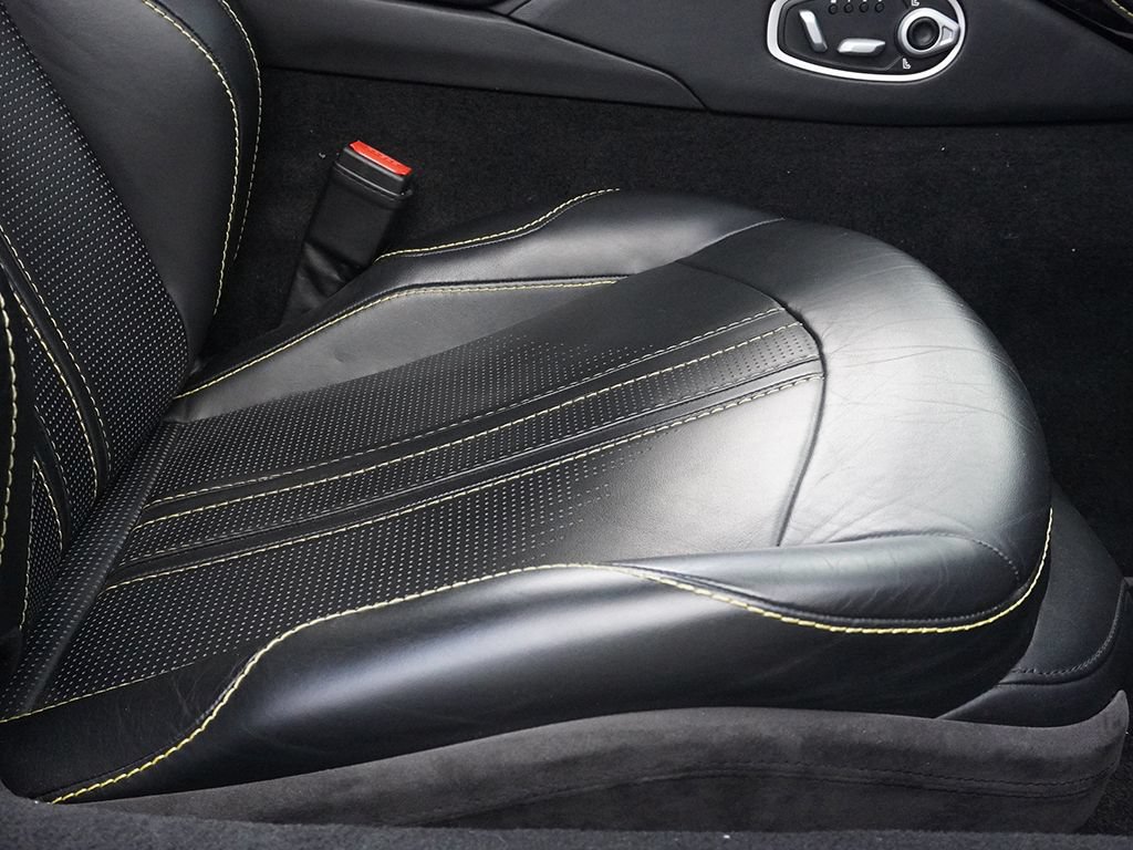 Used 2020 Aston Martin V8 Vantage Coupe RWD image 27