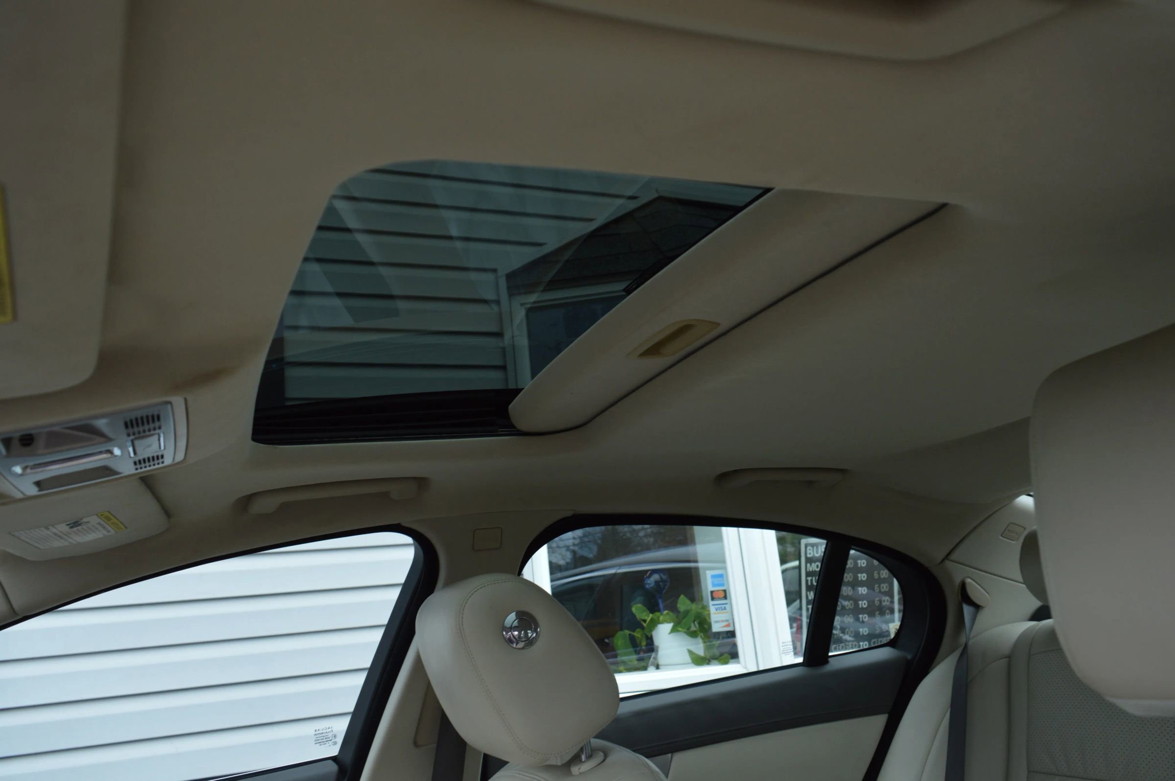 Used 2010 Jaguar XF Premium image 37