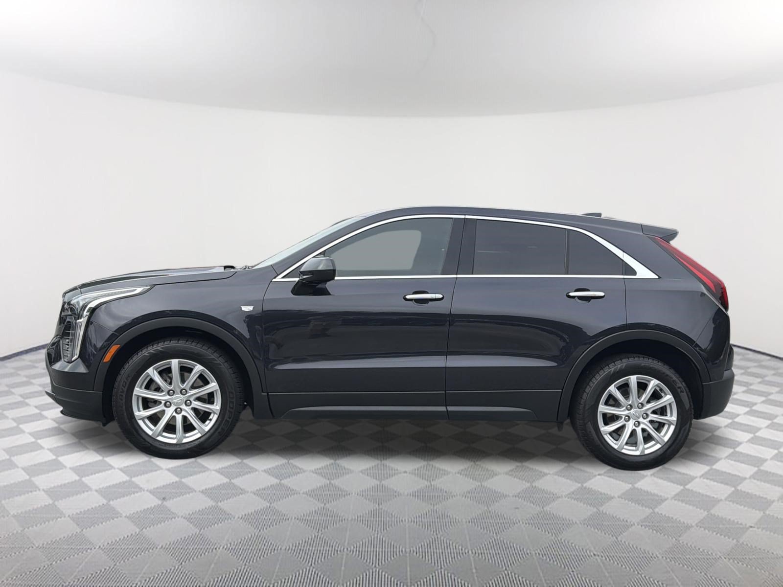 Used 2023 Cadillac XT4 Luxury w/ Cold Weather Package FWD image 9