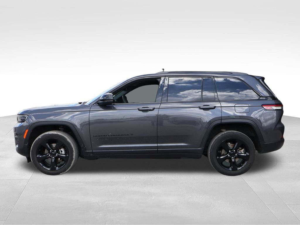 Used 2023 Jeep Grand Cherokee Altitude AWD/4WD image 2