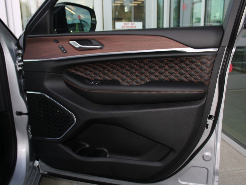 New 2025 Jeep Grand Cherokee Summit image 32