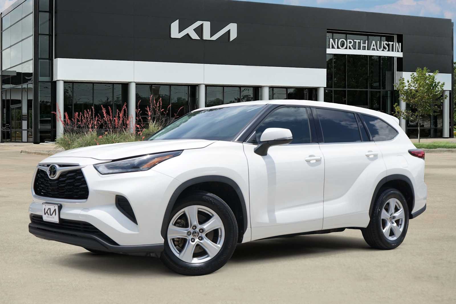 Used 2021 Toyota Highlander L FWD image 1