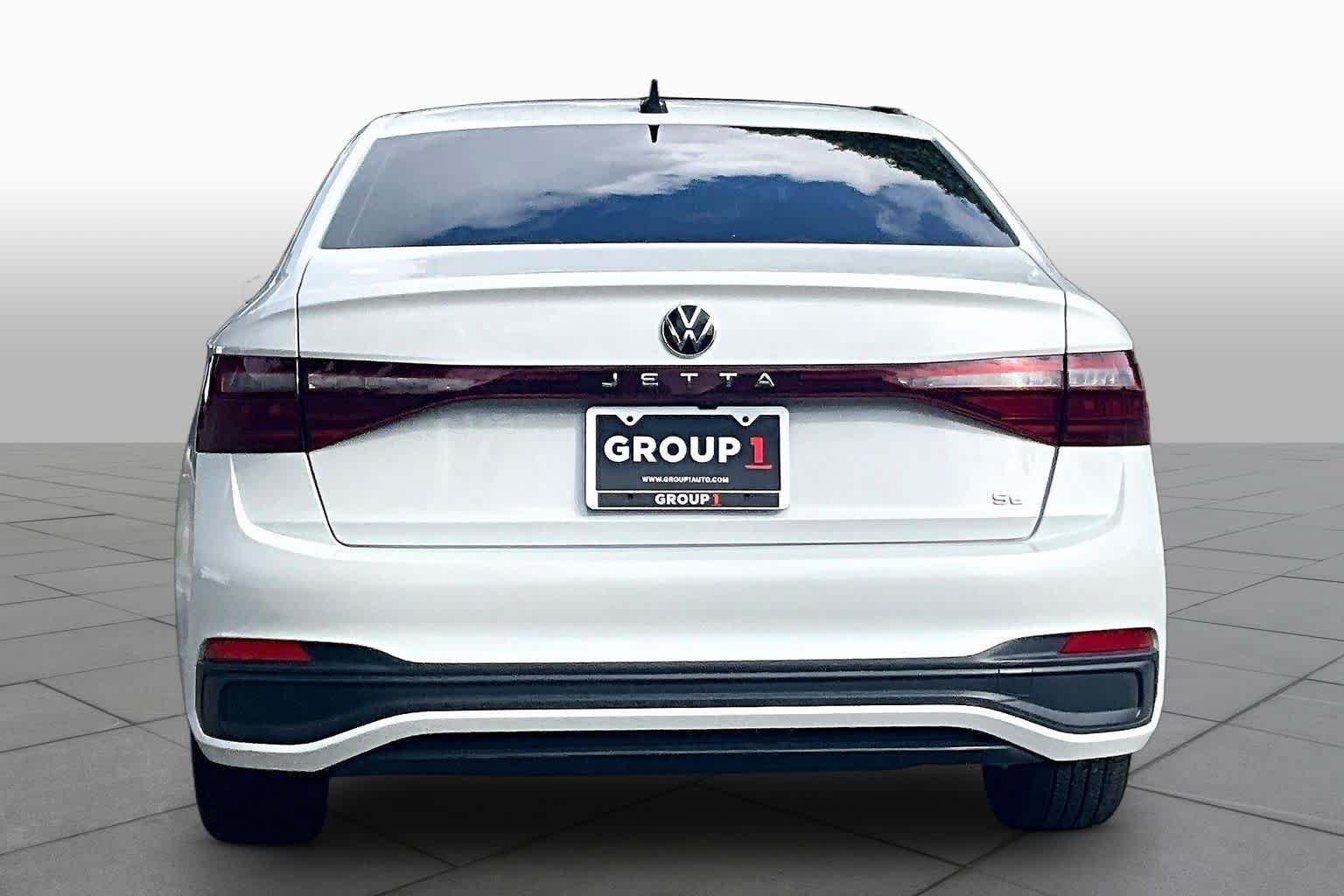 Used 2025 Volkswagen Jetta SE FWD image 4