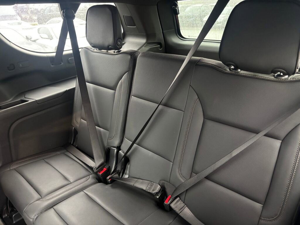 Used 2025 Chevrolet Suburban High Country image 14