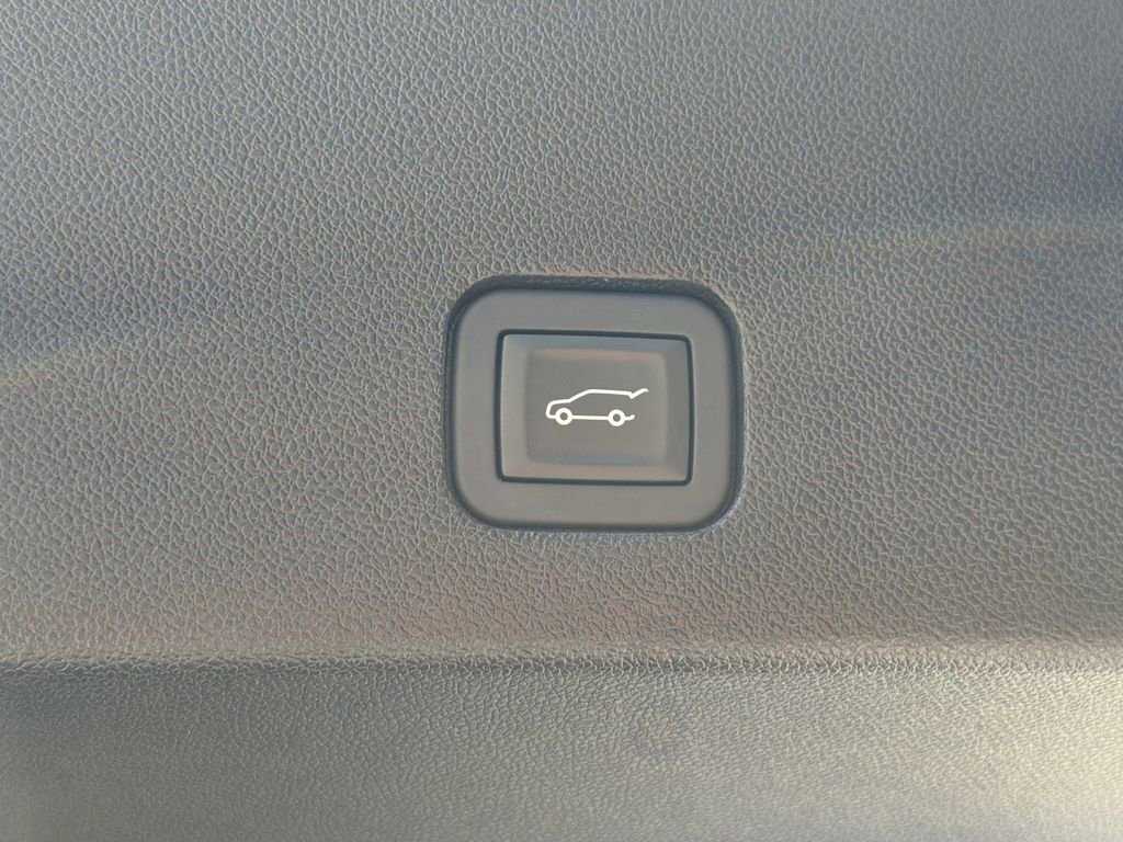 Certified 2025 Cadillac XT6 Premium Luxury FWD image 11