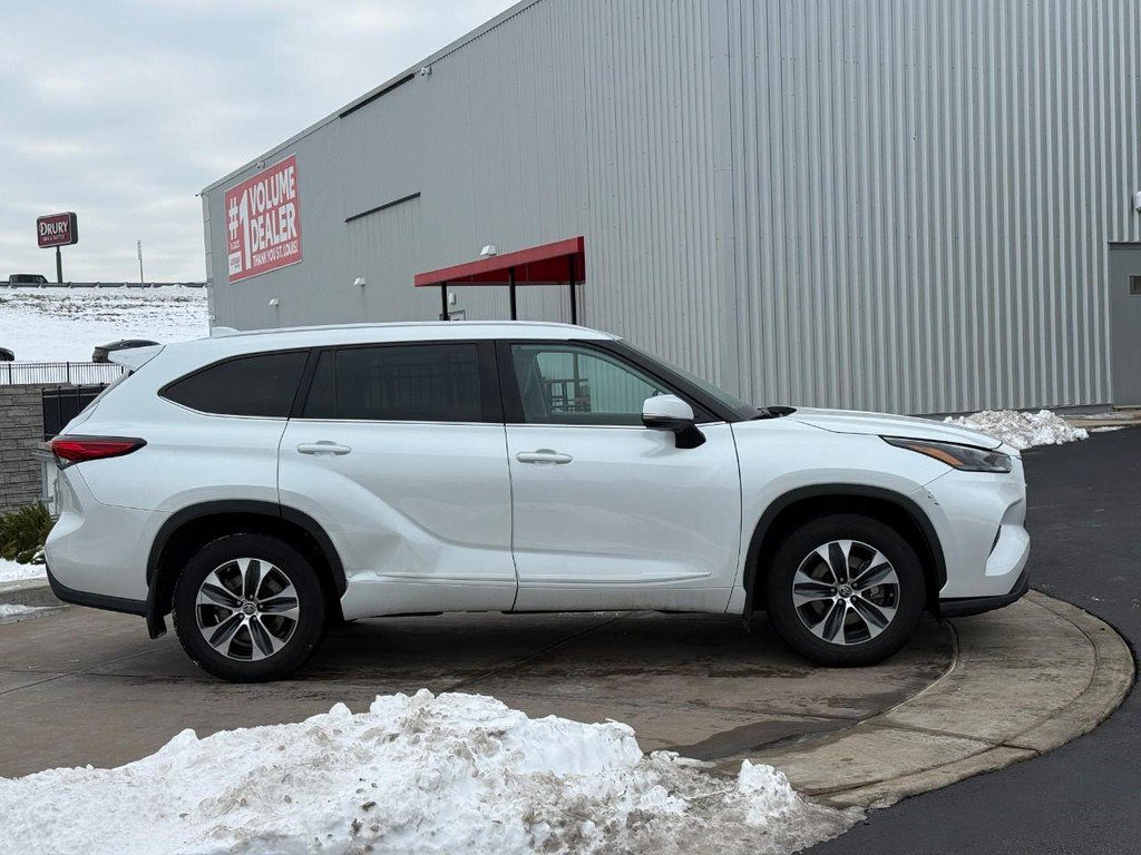 Used 2022 Toyota Highlander XLE image 2