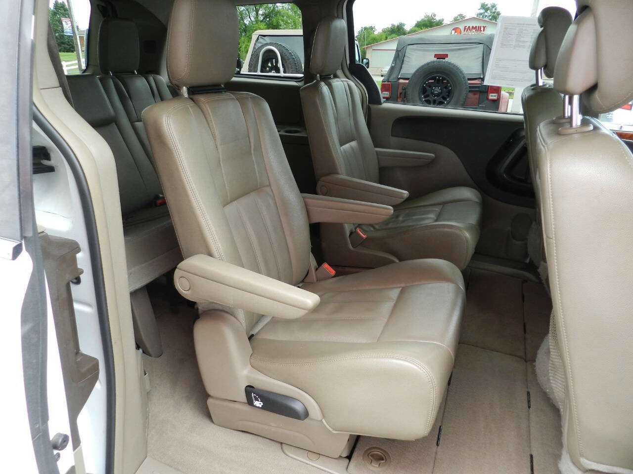 Used 2014 Chrysler Town & Country Touring FWD image 13