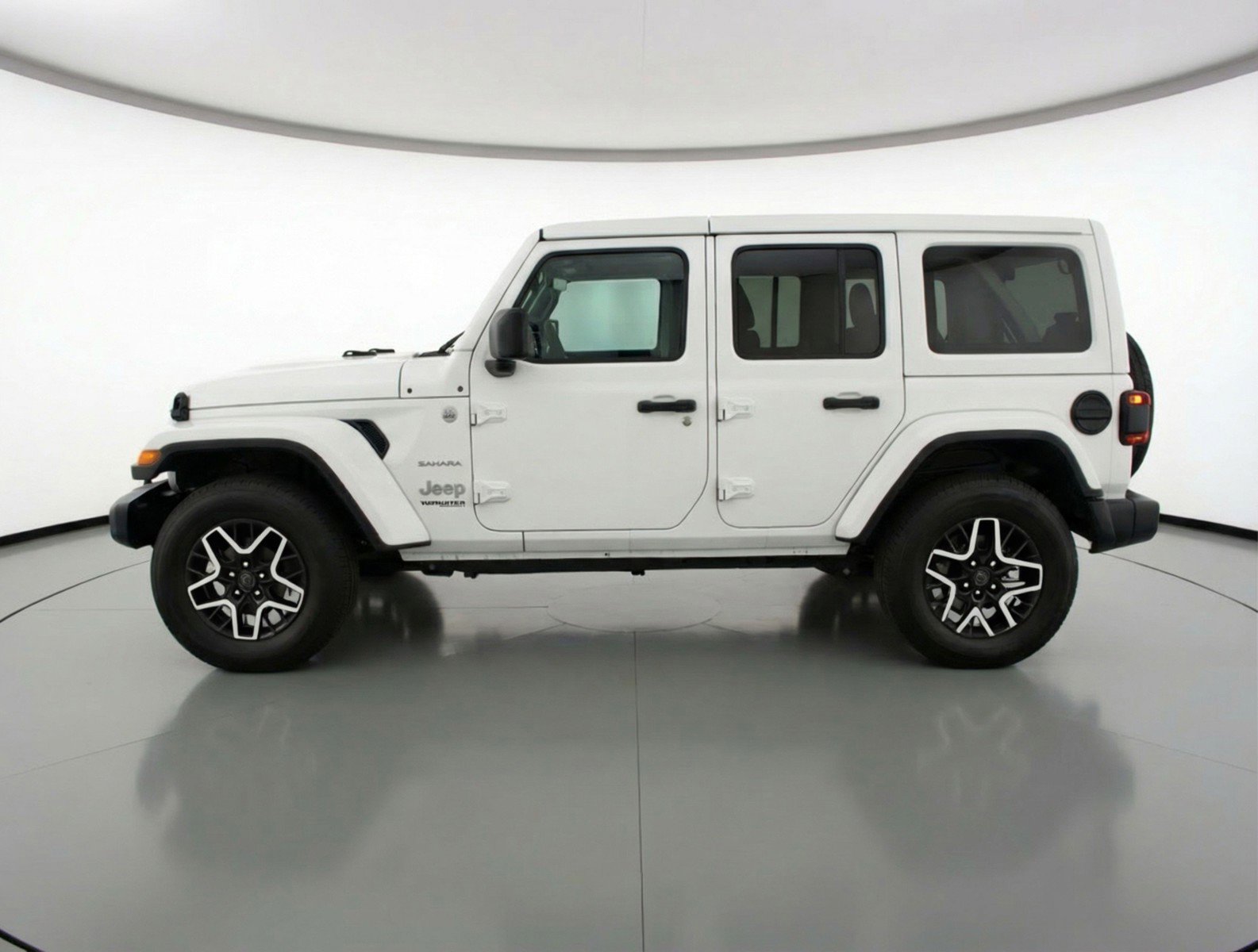 Used 2025 Jeep Wrangler Sahara image 5