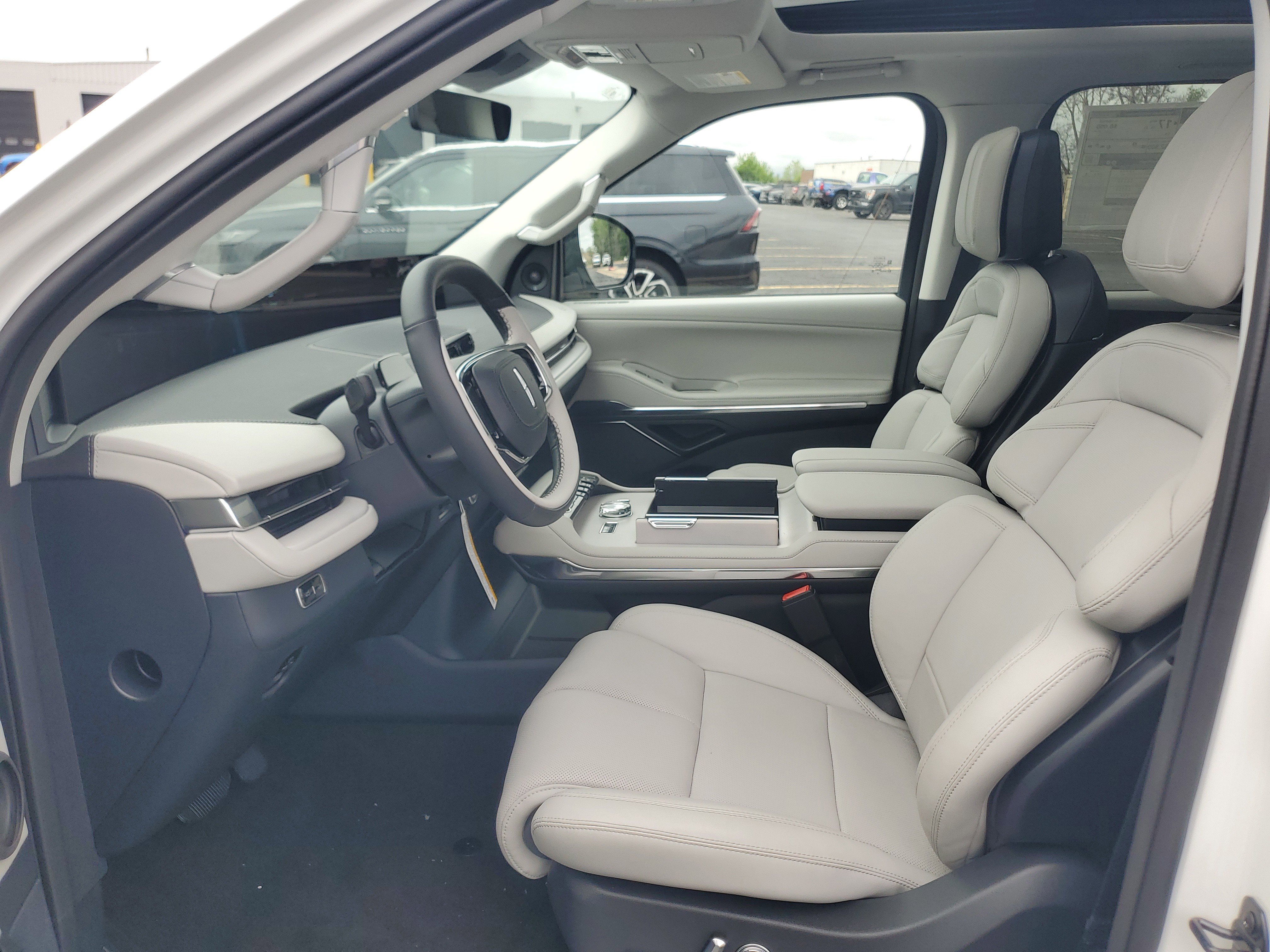 New 2026 Lincoln Navigator Reserve w/ Jet Appearance Package AWD/4WD image 12