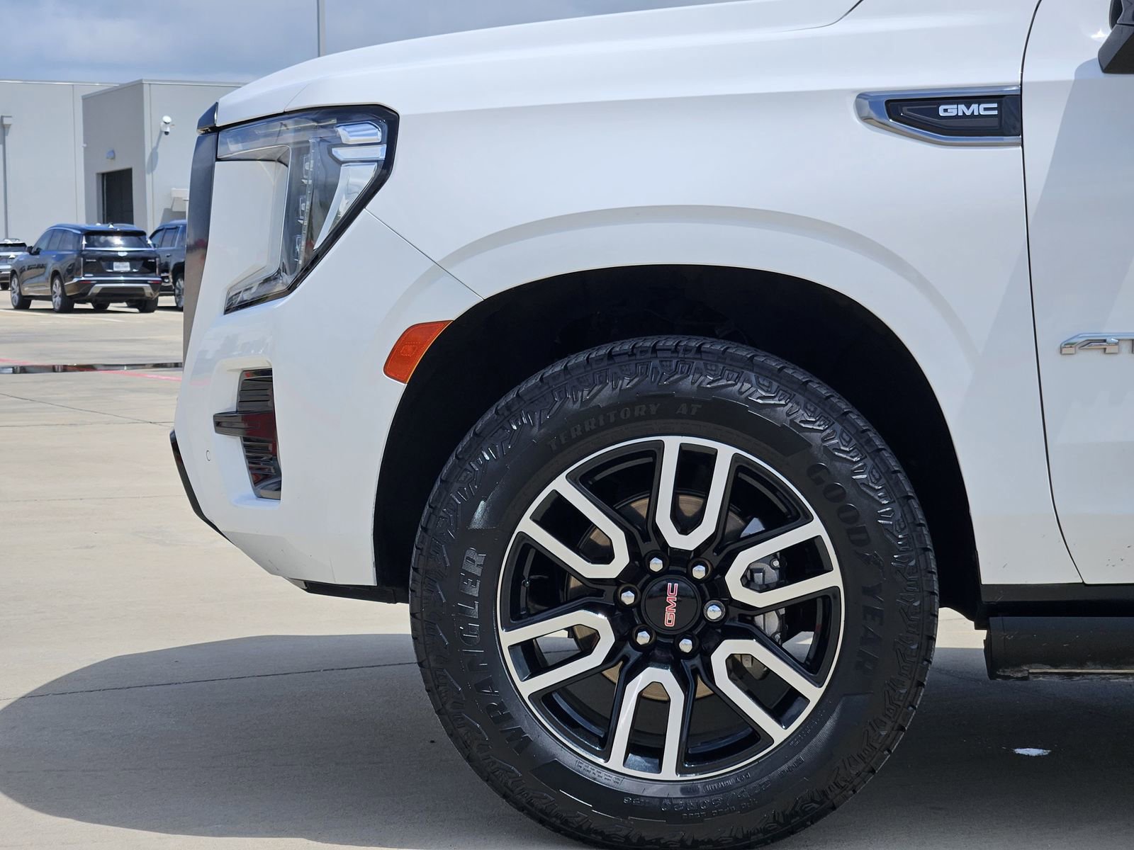 Used 2024 GMC Yukon XL AT4 w/ AT4 Premium Package AWD/4WD image 13